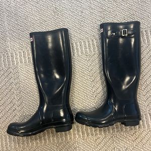 Navy Blue Hunter Rain boots. Size women’s 8.